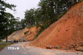 Vị trí sạt lở tại Km262+400 thuộc quốc lộ 20, cách chân đèo D’ran nối với quốc lộ 27 dẫn đi Phan Rang (Khánh Hòa) khoảng 5km. (Ảnh: Nguyễn Dũng/TTXVN)