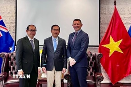 Đại sứ Phạm Hùng Tâm (giữa) và ông Anthony McFarlane (phải), Giám đốc Truyền thông của Tập đoàn Sunrice và Đại sứ Lào tại Australia, ông Chatoulong Bouasisavath. (Ảnh: TTXVN phát)