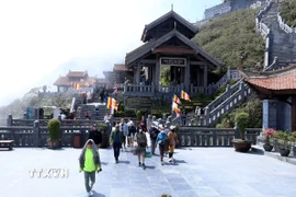 Du khách leo núi Fansipan (Lào Cai). (Ảnh: Quốc Khán/TTXVN)