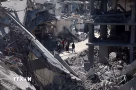 Những tòa nhà tại thành phố Gaza bị phá hủy sau đòn pháo kích của Israel ngày 24/3. (Ảnh: THX/TTXVN)