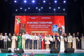 Ban tổ chức tặng hoa cho diễn viên, đạo diễn đoàn làm phim tham gia Tuẫn phim kỷ niệm 135 năm Ngày sinh Chủ tịch Hồ Chí Minh. (Ảnh: Văn Tý/TTXVN)