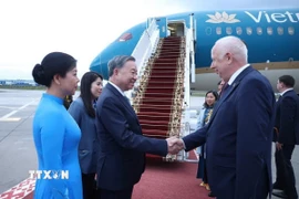 Phó Thủ tướng Belarus Anatoly Sivak tiễn Tổng Bí thư Tô Lâm và Phu nhân tại sân bay quốc tế Minsk.(Ảnh: Thống Nhất/TTXVN)