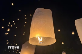 Người dân cầu nguyện tại đền Borobudur, trước khi diễn ra lễ hội. (Ảnh: Văn Phong/TTXVN)