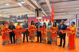Cắt băng khai trương Không gian Việt Nam tại Hội chợ quốc tế Paris. (Ảnh: Hữu Chiến/TTXVN)