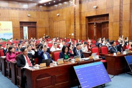 Các đại biểu biểu quyết thông qua dự thảo Nghị quyết. (Ảnh: Cổng Thông tin Điện tử tỉnh Điện Biên)