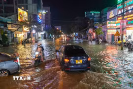 Đường Cách Mạng Tháng Tám ở thành phố Cần Thơ thường xuyên bị ngập mỗi khi triều cường lên cao. (Ảnh: Thanh Liêm/TTXVN)