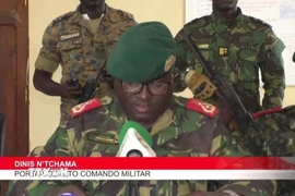 Nhóm binh sỹ quân đội Guinea-Bissau tuyên bố nắm quyền kiểm soát đất nước, tại Bissau, ngày 26/11/2025. (Ảnh: THX/TTXVN)