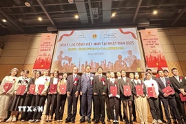 Đại sứ Phạm Quang Hiệu, đại diện Bộ Tư pháp Nhật Bản và đại diện Bộ Y tế, Lao động và Phúc lợi Nhật Bản cùng với cho 26 lao động, thực tập sinh ưu tú Việt Nam chụp ảnh lưu niệm. (Ảnh: Nguyễn Tuyến/TTXVN)