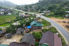 Con đường mới trải nhựa phẳng lì, uốn lượn qua dãy Trường Sơn hùng vĩ, đã mang đến diện mạo mới và mở ra cơ hội phát triển cho người dân khu vực biên giới Lào-Việt Nam. (Ảnh: Đỗ Bá Thành/TTXVN)