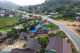 Con đường mới trải nhựa phẳng lì, uốn lượn qua dãy Trường Sơn hùng vĩ, đã mang đến diện mạo mới và mở ra cơ hội phát triển cho người dân khu vực biên giới Lào-Việt Nam. (Ảnh: Đỗ Bá Thành/TTXVN)