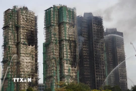 Các tòa chung cư ở khu phức hợp Wang Fuk Court thuộc quận Tai Po, Hong Kong (Trung Quốc) bị thiêu rụi trong vụ hoả hoạn kéo dài hơn 40 giờ, ngày 27/11/2025. (Ảnh: THX/TTXVN)