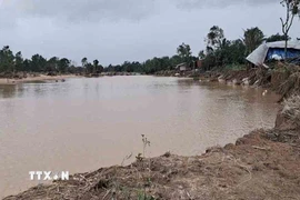 Một đoạn sông mới được tạo nên sau cơn lũ, nơi nó đi qua vốn là đất đai chăn nuôi của 7 hộ dân. (Ảnh: Xuân Quý/TTXVN)