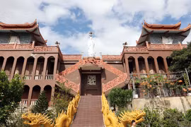 Trùng Sơn Cổ Tự tọa lạc trên núi cao tại xã Ninh Hải, có kiến trúc độc đáo, cảnh quan hài hòa với thiên nhiên. (Ảnh: Đặng Tuấn/TTXVN)