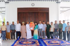 Bà Trần Thị Thanh Hương, Phó Bí thư Tỉnh ủy, Chủ tịch Ủy ban Mặt trận Tổ quốc Việt Nam tỉnh An Giang cùng đoàn công tác của tỉnh An Giang tặng quà chúc mừng Tết Roya Haji cho Ban quản trị Thánh đường Jamiul Mukminin (xã Vĩnh Hanh). (Ảnh: Công Mạo/TTXVN)