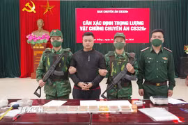 Đối tượng Ong Thế Văn cùng tang vật tại cơ quan điều tra. (Ảnh: Huy Dương/TTXVN phát)