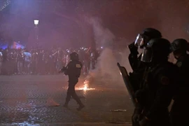 Ít nhất 2 người thiệt mạng và gần hơn 550 người bị bắt giữ trong đêm qua.. (Ảnh: AA)