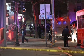 Các lực lượng chức năng liên bang có mặt tại hiện trường vụ xả súng. (Ảnh: AA/TTXVN)