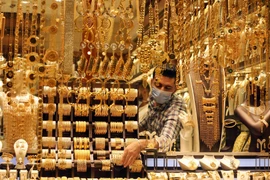 Trang sức vàng được bày bán tại cửa hàng ở Baghdad, Iraq. (Ảnh: THX/TTXVN)