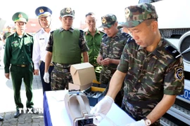 Diễn tập, sử dụng máy soi container, chó nghiệp vụ, máy phát hiện ma túy cầm tay và một số trang thiết bị chuyên dùng của lực lượng hải quan phát hiện, bắt giữ lô hàng container có cất giấu ma túy. (Ảnh: Mạnh Tú/TTXVN)