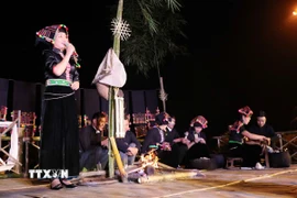 Trên sàn Hạn Khuống, trai gái đua tài bằng những tiết mục văn hóa, văn nghệ mang đậm bản sắc văn hóa truyền thống dân tộc. (Ảnh: Nguyễn Oanh/TTXVN)