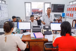 Người dân mong muốn các thủ tục hành chính được giải quyết minh bạch, đúng hạn, gắn với đẩy mạnh số hóa dữ liệu để nâng cao chất lượng phục vụ. (Ảnh: Giang Phương/TTXVN)