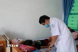 Khám cho bệnh nhân mắc sốt xuất huyết. (Ảnh minh họa. Phan Sáu/TTXVN)