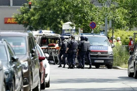 Cảnh sát tại một con phố gần nơi xảy ra vụ xả súng. (Ảnh: GBN)