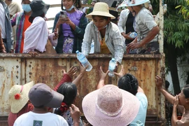 Các tình nguyện viên phân phát nhu yếu phẩm cho người dân sau động đất tại Sagaing, Myanmar năm 2025. (Ảnh: THX/TTXVN)