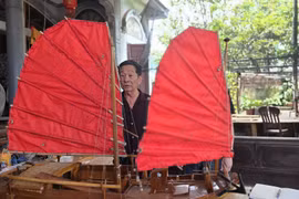 Nghệ nhân Lê Đức Chắn (77 tuổi phường Liên Hòa) đời thứ 17 của dòng họ Lê Đức tại khu vực thị xã Quảng Yên cũ là người giữ "hồn" cho những con thuyền ba vách cổ xưa. (Ảnh: Thanh Vân/TTXVN)