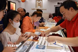Mua bán vàng tại một cửa hàng kinh doanh Công ty vàng Bảo Tín Mạnh Hải. (Ảnh: Trần Việt/TTXVN)