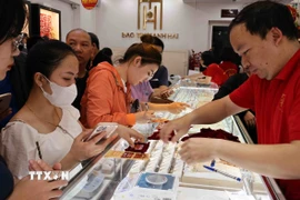 Mua bán vàng tại một cửa hàng kinh doanh Công ty vàng Bảo Tín Mạnh Hải. (Ảnh: Trần Việt/TTXVN)