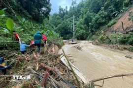 Lũ quét gây sạt lở đất, khiến con đường vào bản Xa Mang bị chia cắt, tê liệt hoàn toàn. (Ảnh: Khiếu Tư/TTXVN)