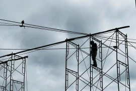 Sự cố xảy ra khi dây điện đang kéo qua đường thì giàn giáo đổ.