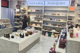 Hàng trăm sản phẩm hàng "hiệu" không rõ nguồn gốc bị thu giữ. (Ảnh: Công an cung cấp)