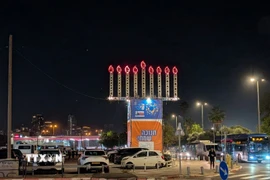 Trên các quảng trường và không gian công cộng, những mô hình Hanukkiah cỡ lớn bằng đèn trang trí trở thành điểm nhấn thị giác, thu hút người dân và du khách. (Ảnh: Thanh Bình/TTXVN)