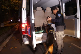 Lực lượng an ninh kiểm tra toàn bộ các phương tiện vào Trung tâm Hội nghị Quốc gia. (Ảnh: TTXVN)