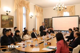 Đại sứ Nguyễn Đắc Thành chủ trì Toạ đàm. (Ảnh: Thu Hằng/TTXVN)