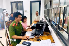Công an đặc khu Phú Quý (Lâm Đồng) thực hiện thủ tục cho dân. (Ảnh: Nguyễn Thanh/TTXVN)