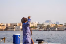 Một công nhân uống nước trong khi làm việc giữa đợt nắng nóng ở Dubai, UAE. (Ảnh: Reuters)
