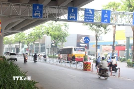 Nhiều xe máy đi vào làn đường dành cho xe ôtô sáng 7/7/2025. (Ảnh: Nguyễn Thắng/TTXVN)