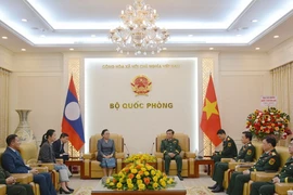 Thượng tướng Hoàng Xuân Chiến tiếp Đại sứ Lào tại Việt Nam Khamphao Ernthavanh. (Ảnh: Báo Quân đội Nhân dân)