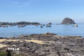 Quần thể Hòn Yến (xã Ô Loan) có nhiều giá trị thiên nhiên để phát triển du lịch cộng đồng xoay quanh văn hóa làng chài. (Ảnh: Tường Quân/TTXVN)