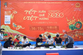 Hoạt động gói bánh chưng được tổ chức tại Okinawa. (Ảnh: Phạm Tuân/TTXVN)