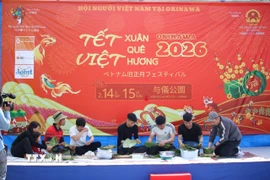 Hoạt động gói bánh chưng được tổ chức tại Okinawa. (Ảnh: Phạm Tuân/TTXVN)