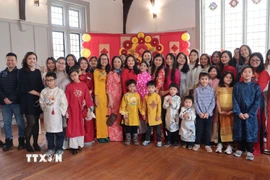 Các gia đình Việt Nam đang sinh sống và làm việc Liên hợp quốc, tập đoàn IBM và các quỹ tài chính tại Manhattan cùng nhau sum họp đón Tết. (Ảnh: Lê Hoàng/TTXVN)