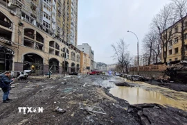 Hiện trường đổ nát sau một vụ tấn công bằng tên lửa và máy bay không người lái nhằm vào thành phố Kiev, Ukraine ngày 20/12/2024. (Nguồn: THX/TTXVN)