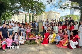 Cộng đồng người Việt Nam tại Singapore dâng hoa tại Tượng Bác ở Bảo tàng Văn Minh châu Á-Singapore nhân 80 năm Cách mạng tháng Tám và Quốc khánh 2/9. (Ảnh: Ngọc Khương/TTXVN)