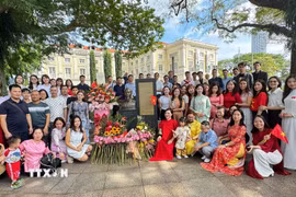 Cộng đồng người Việt Nam tại Singapore dâng hoa tại Tượng Bác ở Bảo tàng Văn Minh châu Á-Singapore nhân 80 năm Cách mạng tháng Tám và Quốc khánh 2/9. (Ảnh: Ngọc Khương/TTXVN)