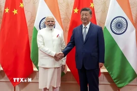 Thủ tướng Ấn Độ Narendra Modi (trái) và Chủ tịch Trung Quốc Tập Cận Bình tại cuộc gặp ở Thiên Tân, Trung Quốc ngày 31/8/2025. (Ảnh: ANI/TTXVN)