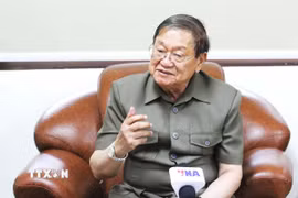 Ông Khieu Kanharith - Cố vấn tối cao trực tiếp của Quốc vương, Nghị sỹ Quốc hội Campuchia - trả lời phỏng vấn TTXVN. (Ảnh: Hoàng Minh/TTXVN)